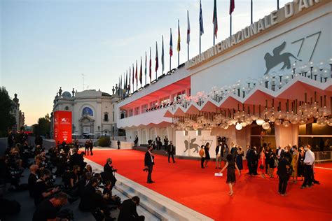 La Mostra Internazionale del Cinema di Venezia: Un Trampolino di Lancio per Pedro Almodóvar e il Nuovo Cinema Spagnolo